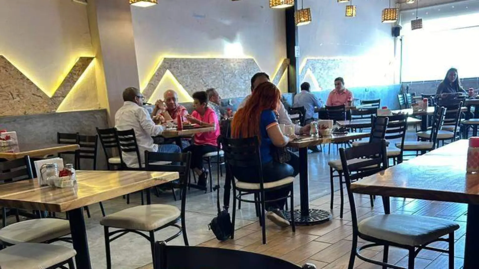 personas comiendo en un restaurante